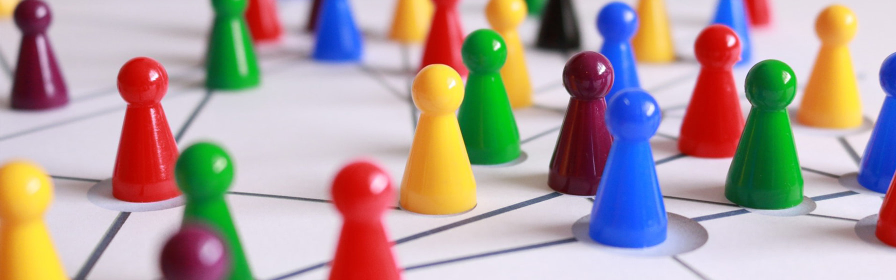 Grossansicht von farbigen Spielsteinen